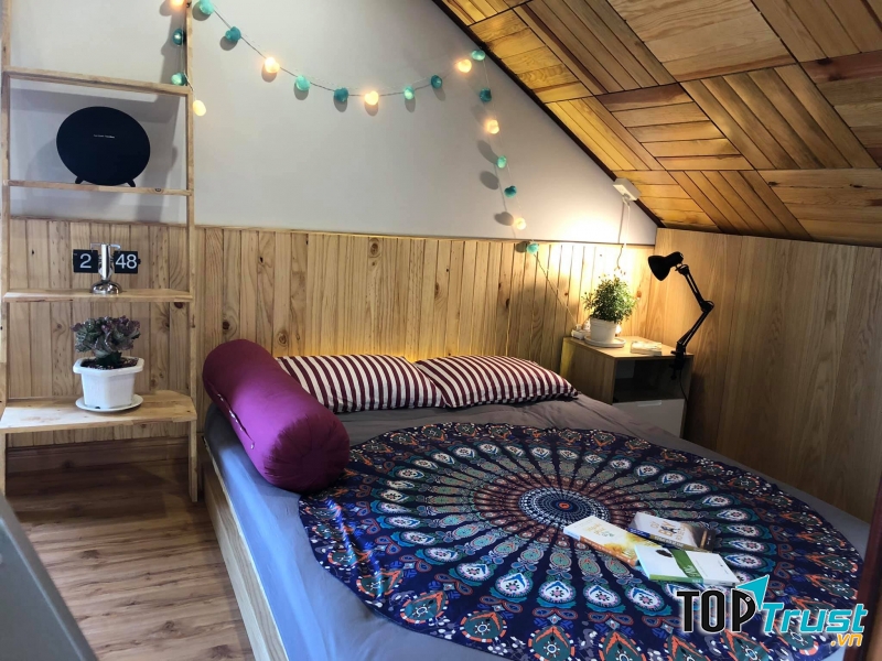 Phòng ngủ mang hơi hứng vintage của Dusk Homestay