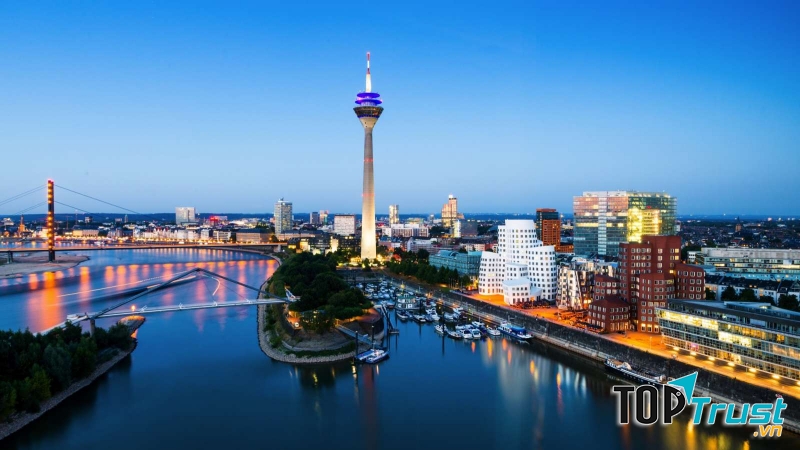 Duesseldorf về đêm thật yên bình