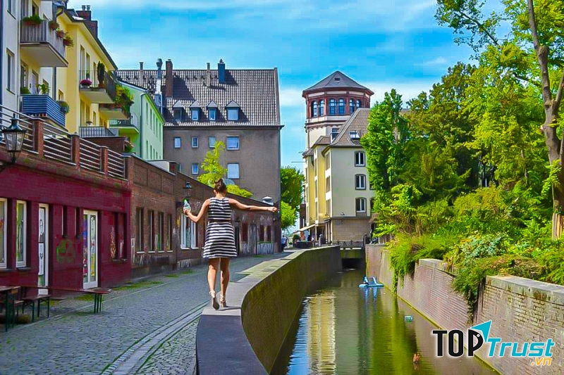 Mùa xuân ở Duesseldorf tràn ngập ánh nắng và cây xanh