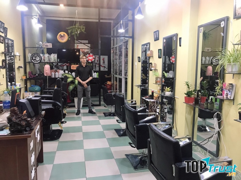 Duy Barber shop, đây quả thật là một địa chỉ đáng tham khảo cho các đấng mày râu với không gian hiện đại, rộng rãi.