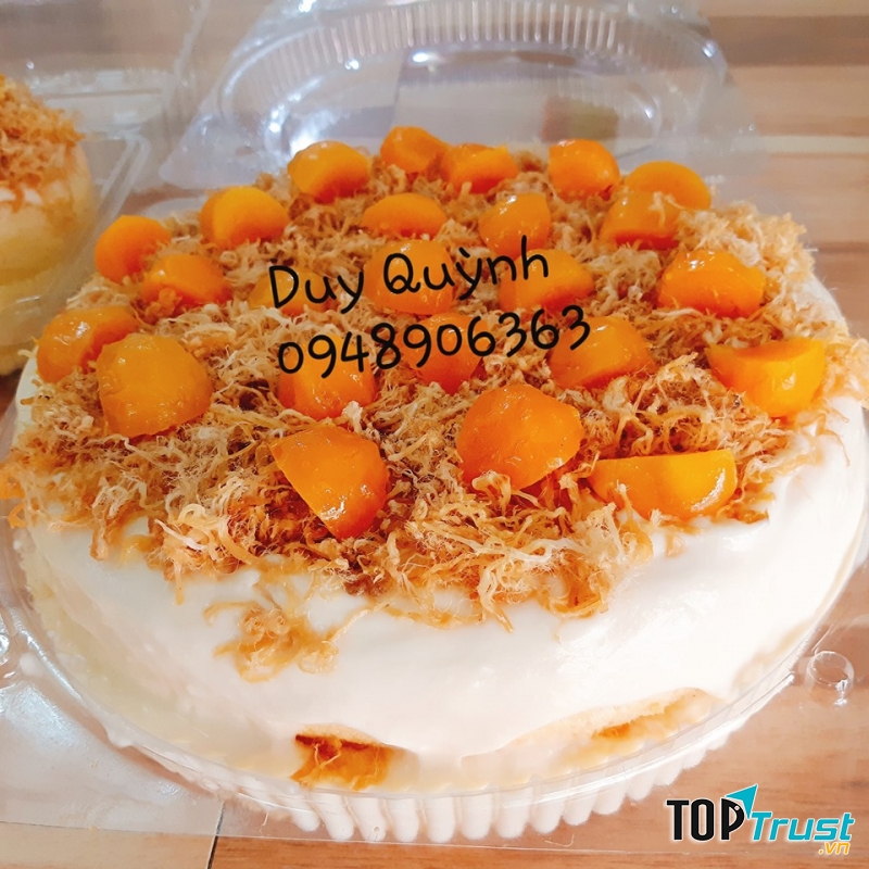   Cốt bánh mềm mịn, trứng muối cả quả to, chín tới; phủ bên trên thật đẫm nước sốt cùng chà bông phủ kín mặt bánh