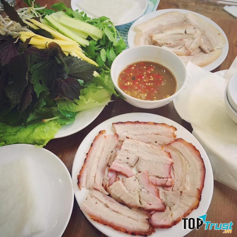 Quán ăn nhỏ với cái tên rất dễ thương “Duyên quán” là địa điểm nổi tiếng với món bánh cuốn thịt heo giữa long thành phố Huế