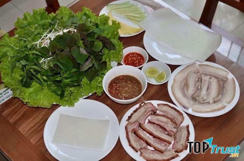 Với món Bánh cuốn thịt heo luộc và quay, Duyên đem đến cho thực khách phần ăn ngon miệng, trang trí đẹp mắt