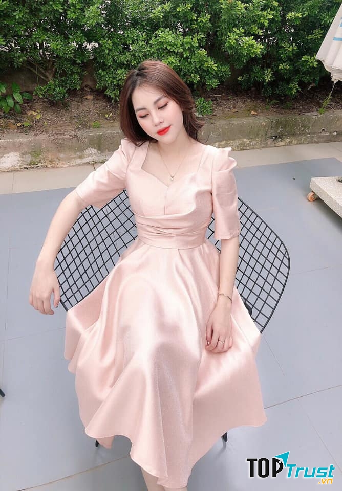 Những mẫu váy đầm Duyên Dress được thiết kế vô cùng tinh tế, tỉ mỉ trong từng đường kim mũi chỉ với những chất liệu cao cấp và mang đến nhiều phong cách khác nhau