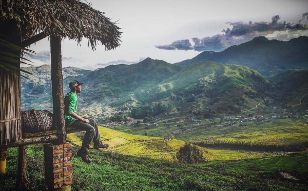 Eco Palms House nổi bật giữa không gian bao trùm một màu xanh của núi rừng