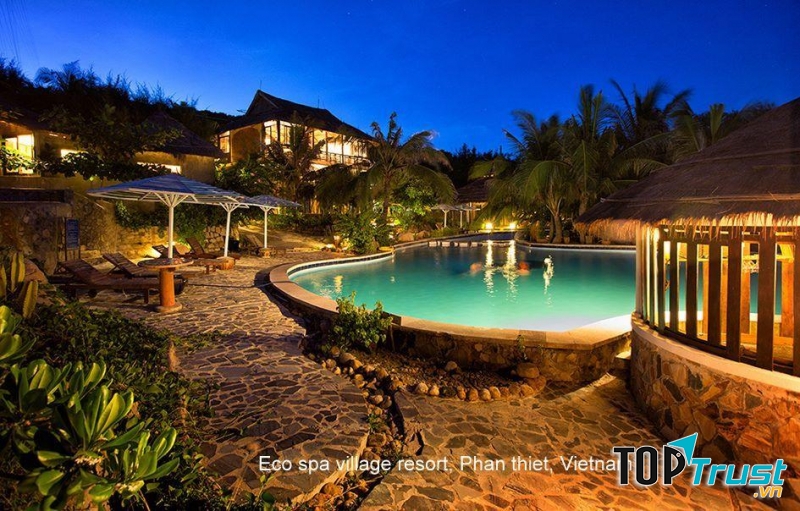 Eco Spa Village - khung cảnh lãng mãn lúc về đêm.