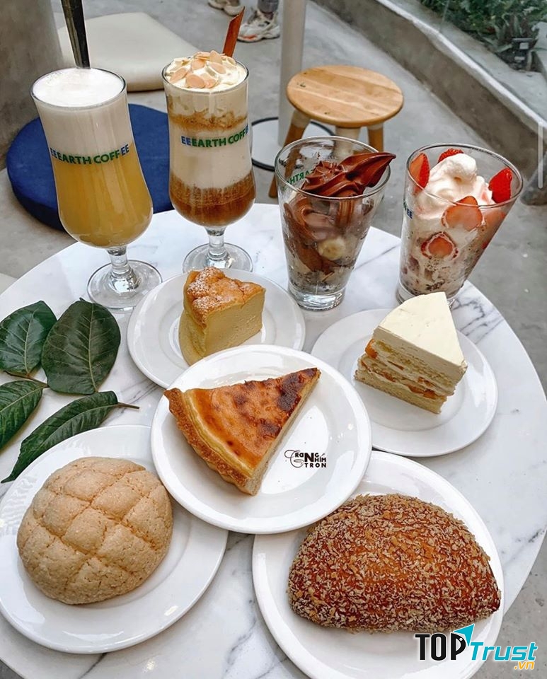 Nguyên liệu sạch được chọn lựa kỹ càng tạo nên những chiếc bánh, li nước tỷ mỉ, hoàn thiện cao về vẻ đẹp và hương vị, chắc chắn làm vừa lòng bất kỳ ai ghé qua nơi này.