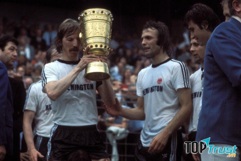 Eintracht Frankfurt  giành ngôi quán quân năm 1988