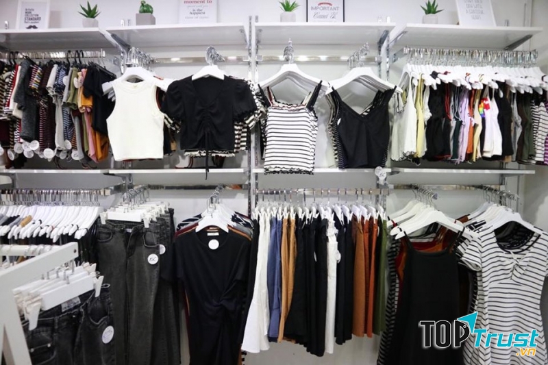 Bạn sẽ rất bất ngờ khi ghé shop bởi không gian rộng rãi được bày trí vô cùng tinh tế tại nơi đây