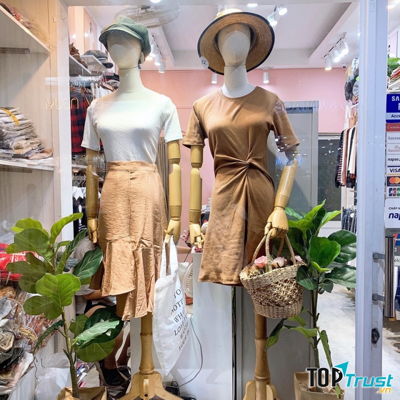 Trang phục đơn giản nhưng không kém phần thu hút