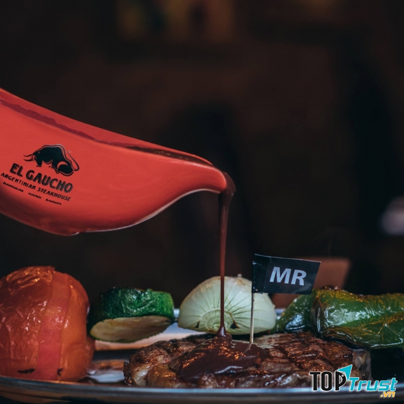 Beefsteak được ăn với nước sốt đặc biệt
