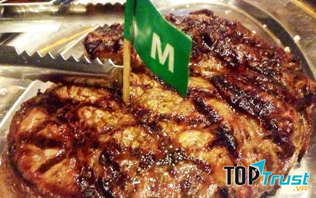 Món thịt được nướng bằng tay ở nhà hàng