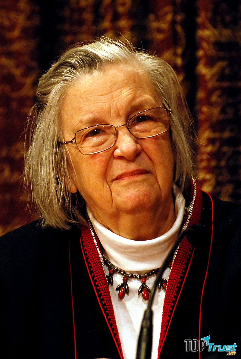 Chân dung bà Elinor Ostrom