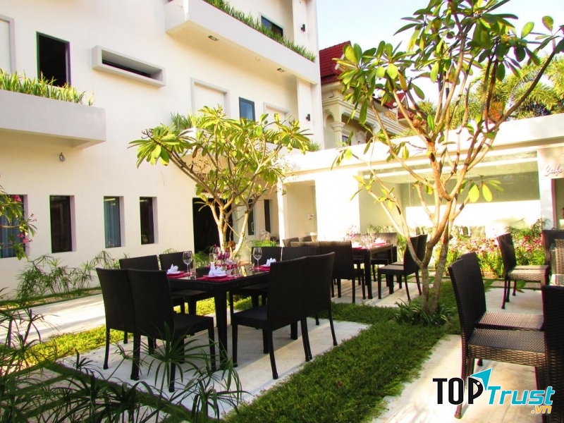 Một bàn ăn ngoài trời tuyệt đẹp của khách sạn.