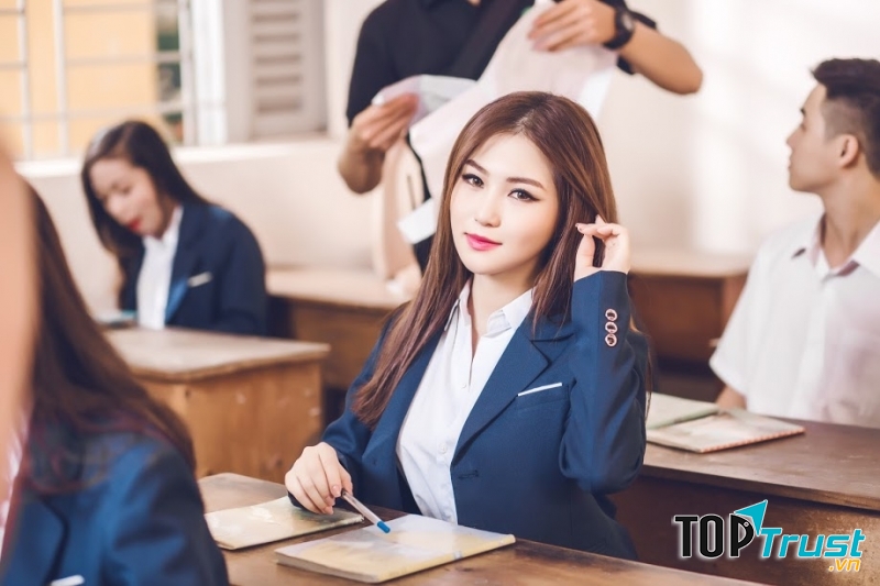 Tạo hình trẻ trung của Hương Tràm trong MV Em Gái Mưa