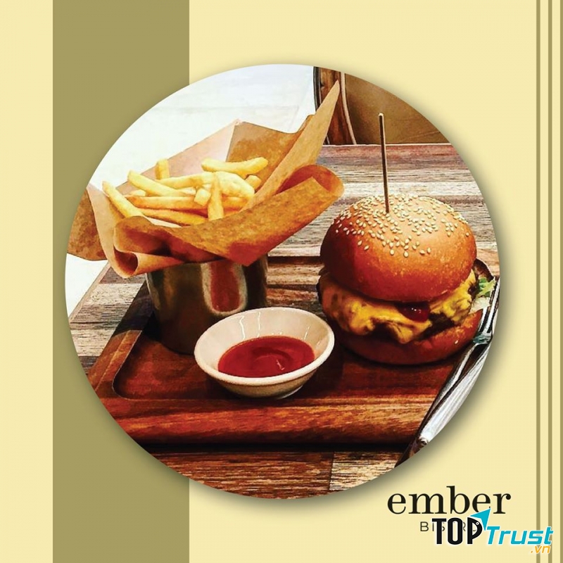 Burger kèm khoai tây chiên