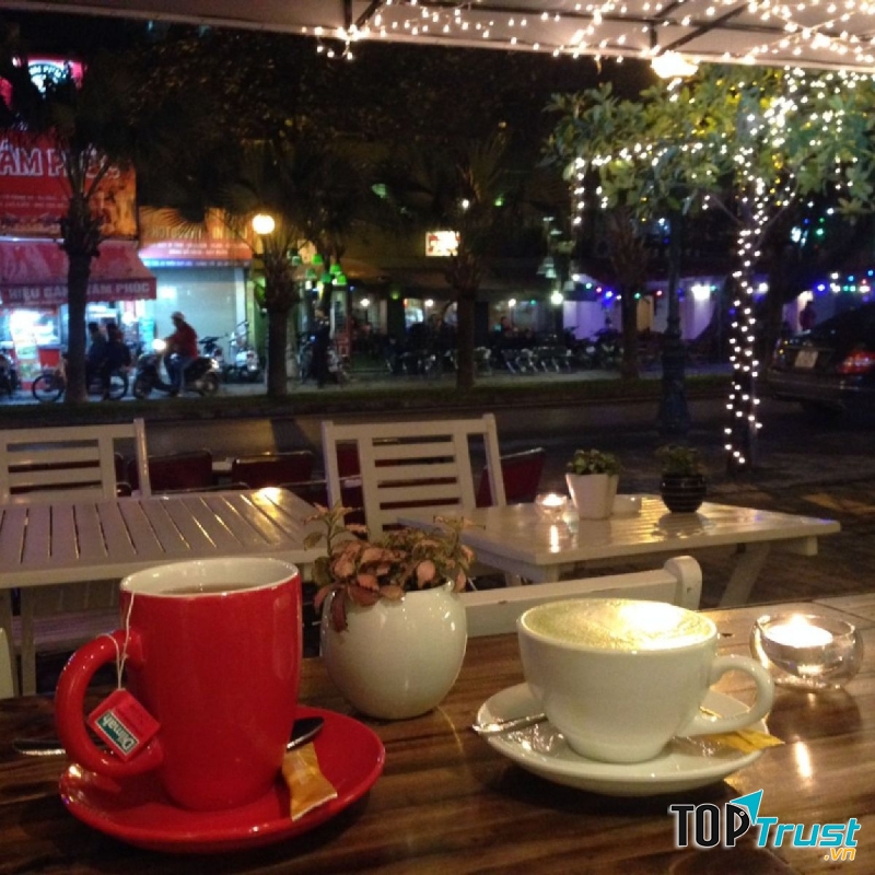 Menu đa dạng đồ ăn thức uống nhưng giá thì rất hợp lí, nước uống đẹp mắt