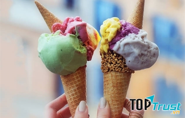 Ép lưỡi khi bị buốt não khi ăn kem