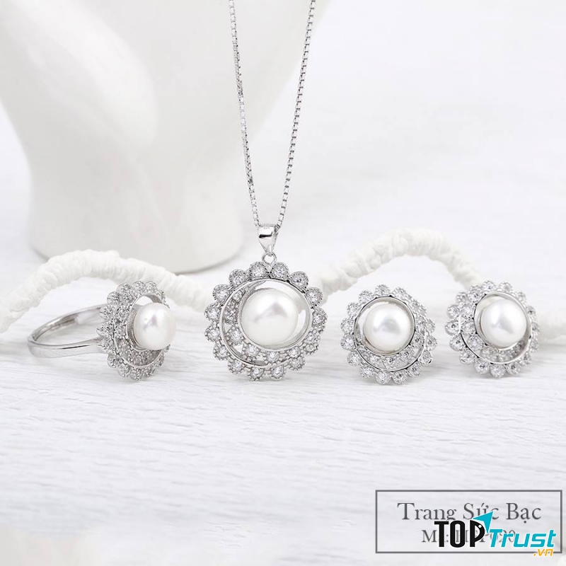 Bộ trang sức bằng bạc và ngọc trai tại Eropi