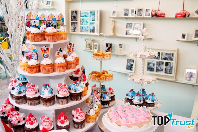 Tháp bánh cup cake cực kì đáng yêu tại Eugene Cake Shop