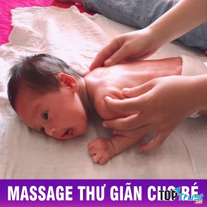Bé được massage thư giãn
