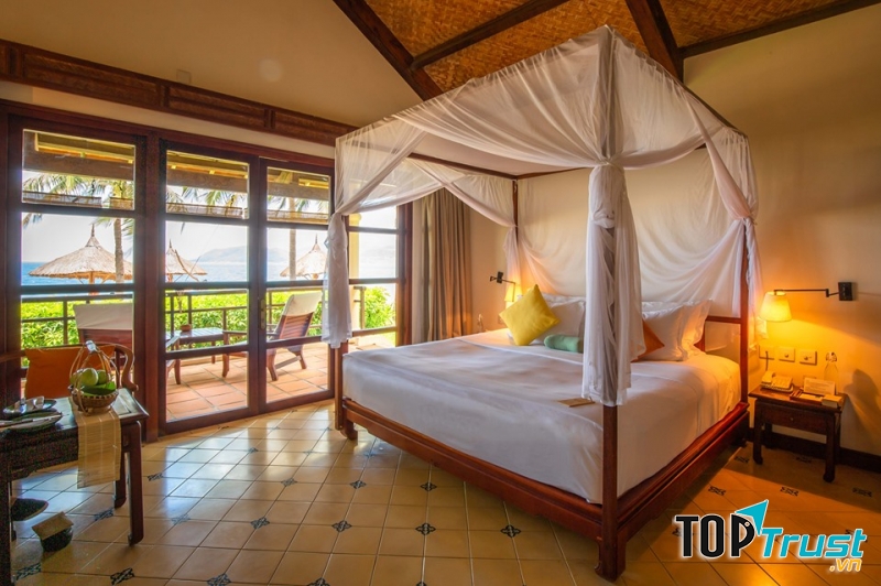 Căn phòng khá lãng mạn với tông màu nâu chủ đạo