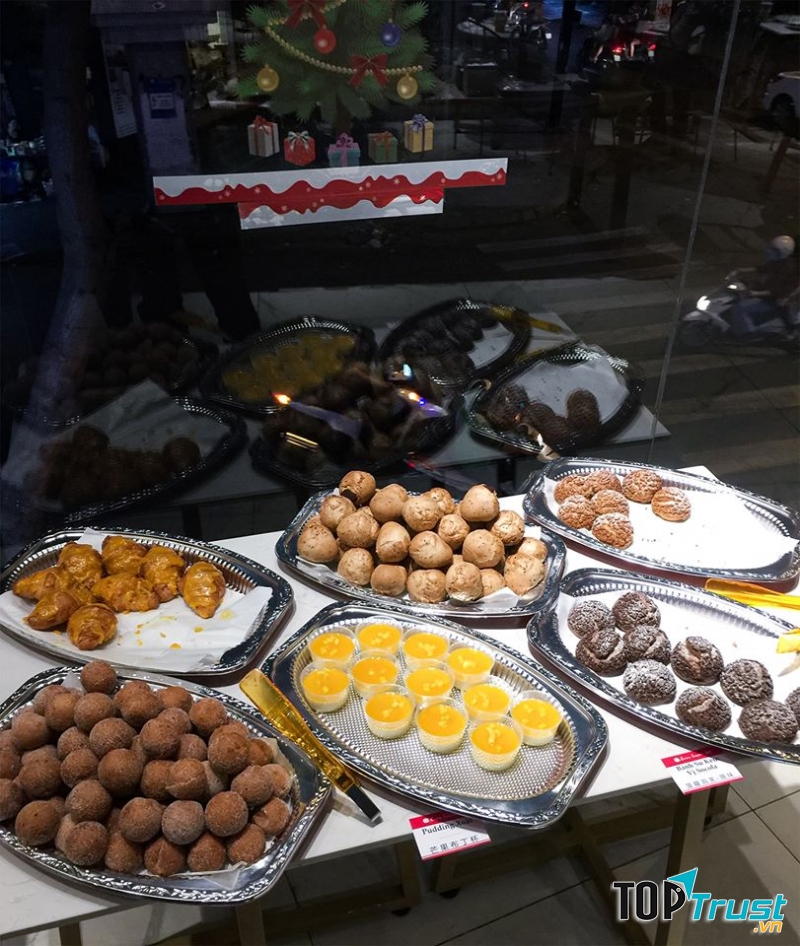 Quán tạo sự thoải mái với không gian bày trí đơn giản, yên tĩnh, đủ sang, lịch sự