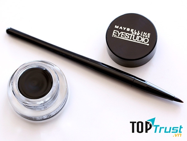 Gel Kẻ Mắt Maybelline Eye Studio Lasting Drama Gel Eyeliner (3g) có dạng gel kèm chổi cực chuẩn, phù hợp với cả những bạn gái mới tập makeup.
