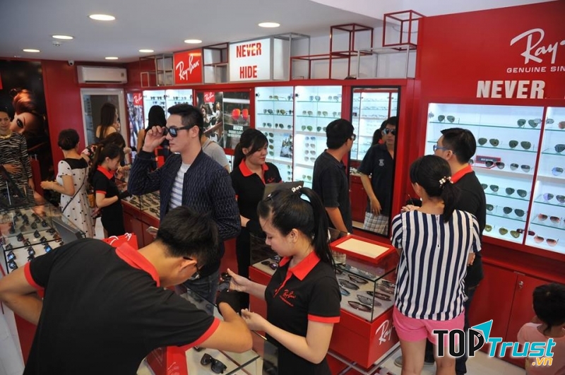Eyewear Store là đại lý chính hãng của nhiều thương hiệu kính nổi tiếng thế giới