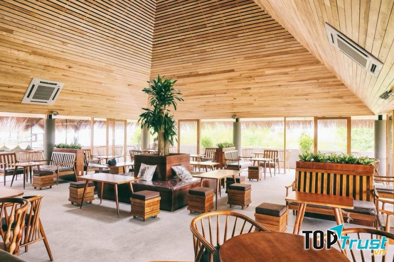 Coffee được thiết kế dựa trên những khái niệm cơ bản nhất của sự tối giản nhưng tinh tế: gạch, bê tông trần, sàn đá rửa, cây xanh và mặt nước