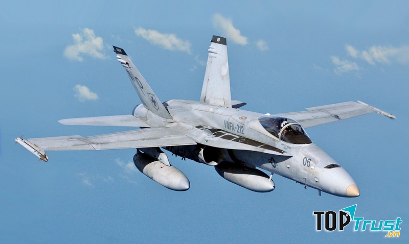 F/A-18 Hornet (Mỹ): Đây là máy bay phản lực đa nhiệm siêu thanh 2 động cơ