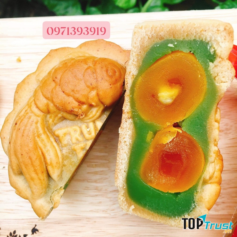 Bánh có hình cặp cá chép trông trăng