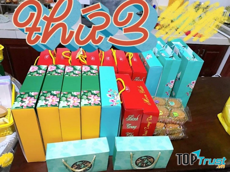 Có đủ loại hộp bánh truyền thống và hiện đại cho bạn khi mua bánh làm quà tặng.