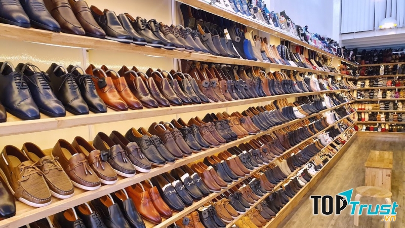 Cửa hàng có vô vàn sản phẩm cả giày nam và nữ
