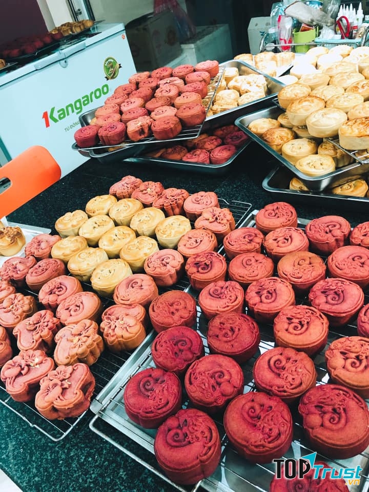 Đến với Family Bakery, bạn sẽ tha hồ lựa chọn mẫu mã, hương vị, và màu sắc của chiếc bánh Trung thu, từ những chiếc bánh mang nét truyền thống đến những chiếc bánh hiện đại, lạ mắt