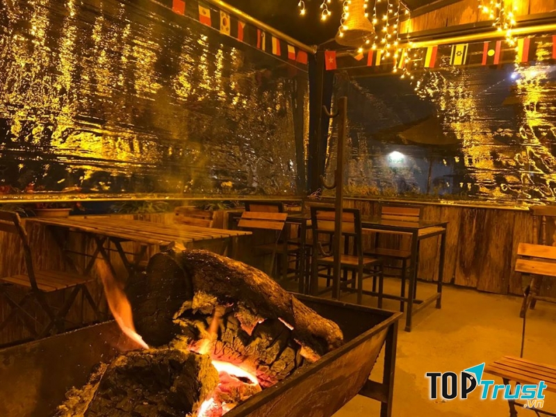 Fansipan Terrace với không gian ấm cúng về đêm