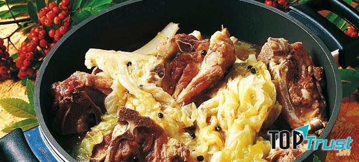 Farikal là món thịt cừu được ăn kèm với bắp cải và hạt tiêu khô.