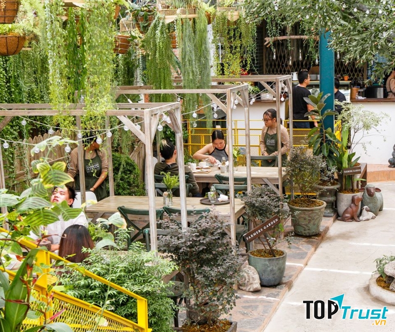 Không gian quán với rất nhiều cây xanh