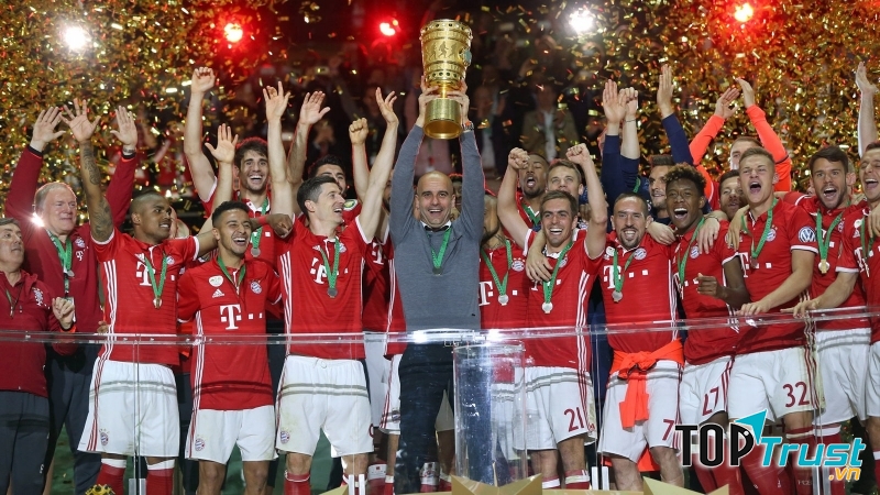 Thầy trò Pep Guardiola đăng quang năm 2016