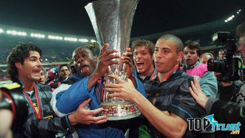 Ronaldo giành được chiếc cup UEFA cup với Inter năm 1998