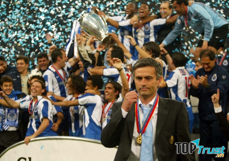 Chiếc cúp vô địch C1 năm 2003 là dấu ấn đầu tiên của HLV Mourinho