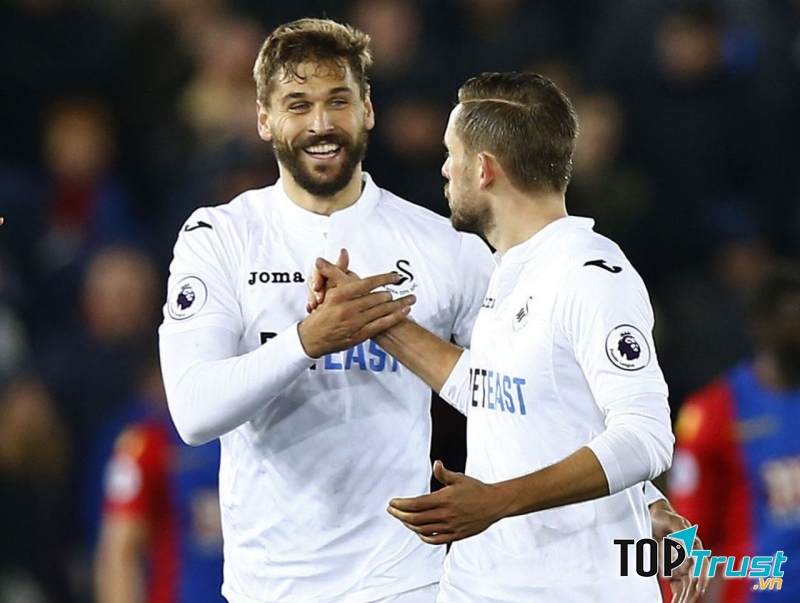 Llorente (trái) và Sigurdsson luôn gây khó khăn cho những hàng phòng ngự ở Ngoại hạng Anh