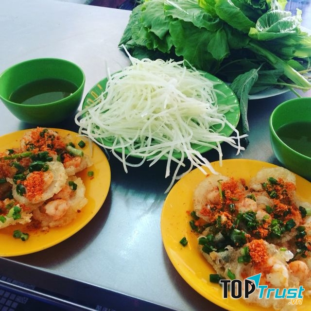 Bánh khọt được ăn kèm với đu đủ thái sợi chua ngọt