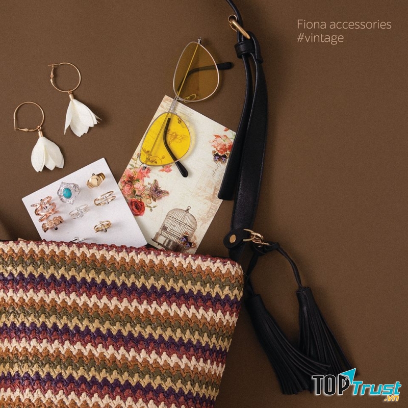 Các mẫu mắt kính và khuyên tai tại Fiona Accessories