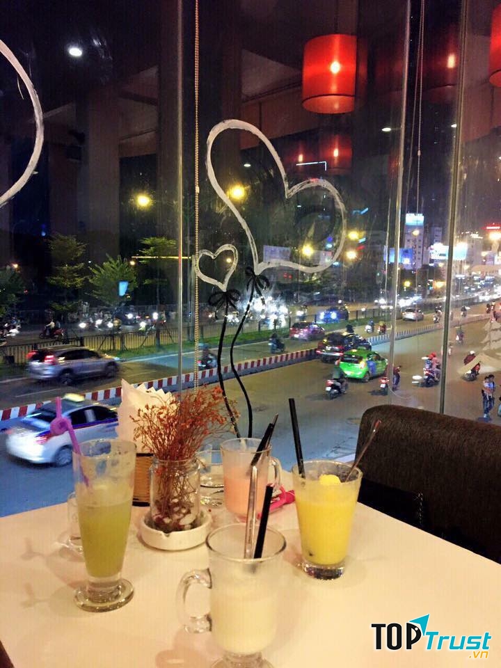 Nhân viên tận tình chu đáo cùng menu đa dạng để khách hàng lựa chọn cũng là lý do mà giới trẻ Hà Thành chọn nơi đây là điểm thường xuyên lưu tới.