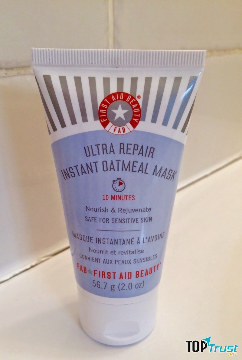 Sản phẩm First Aid Beauty Ultra Repair Instant Oatmeal Mask với sự kết hợp của bột yến mạch, bơ hạt mỡ, bisabolol sẽ thay bạn cấp ẩm, làm dịu, nuôi dưỡng da khỏe mạnh để bớt nhạy cảm