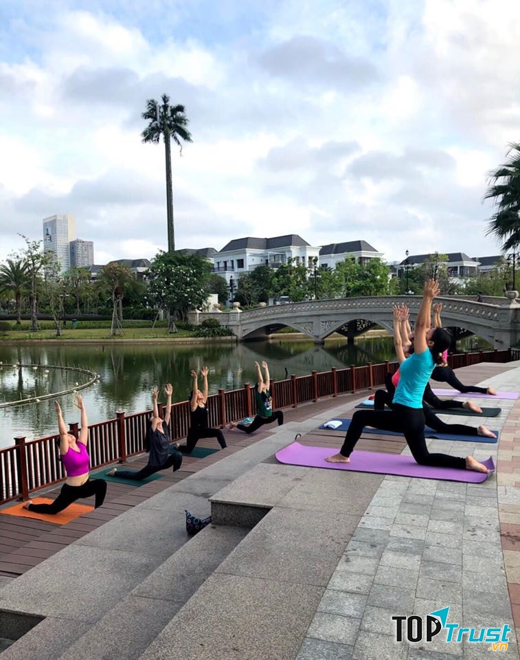 Buổi tập yoga ngoài trời của FIT365 GYM
