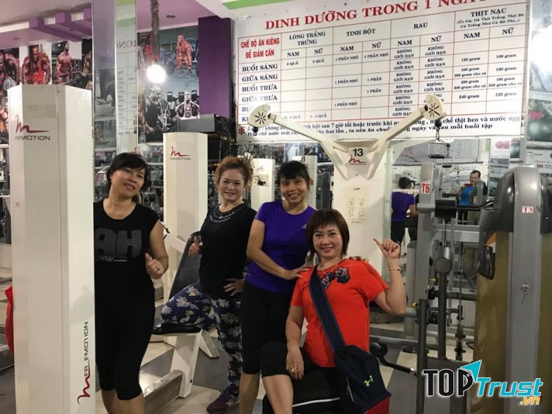Các cô tham gia tập tại phòng gym.