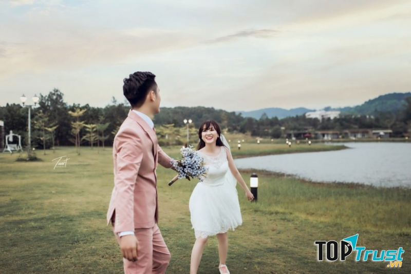 Khung cảnh thiên nhiên xanh mát, thơ mộng làm nổi bật cho chủ nhân của những bức ảnh