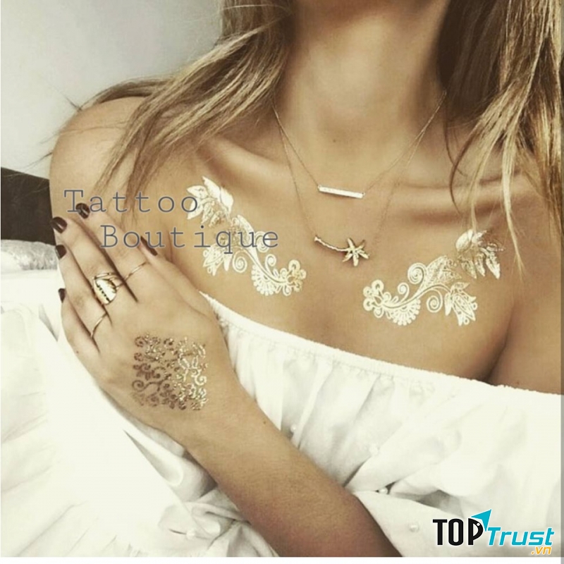 Chụp ảnh với váy maxi dài nhẹ nhàng thì bạn nên chọn miếng dán hoa lá, thanh mảnh, tinh tế.